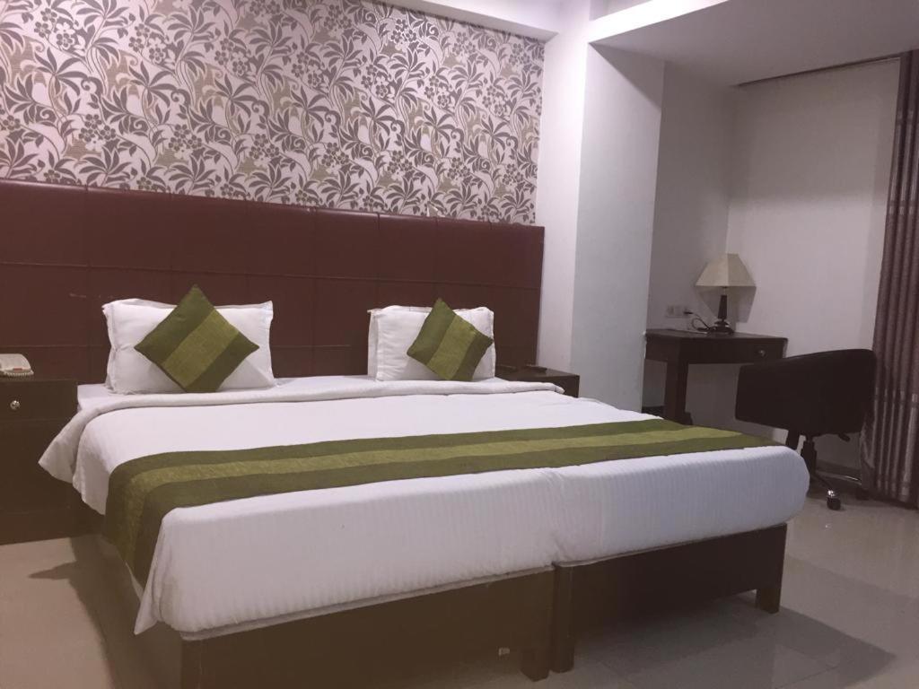 Hotel Patliputra Nirvana Патна Екстериор снимка